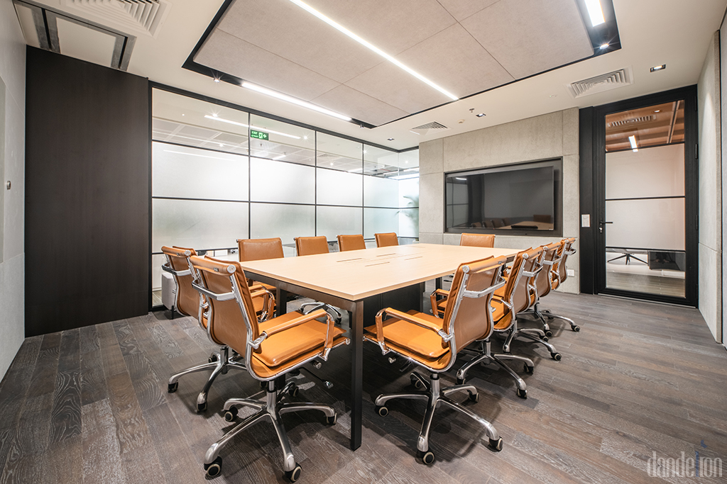 HL medium meeting room – warm, modern, and acoustically optimized design